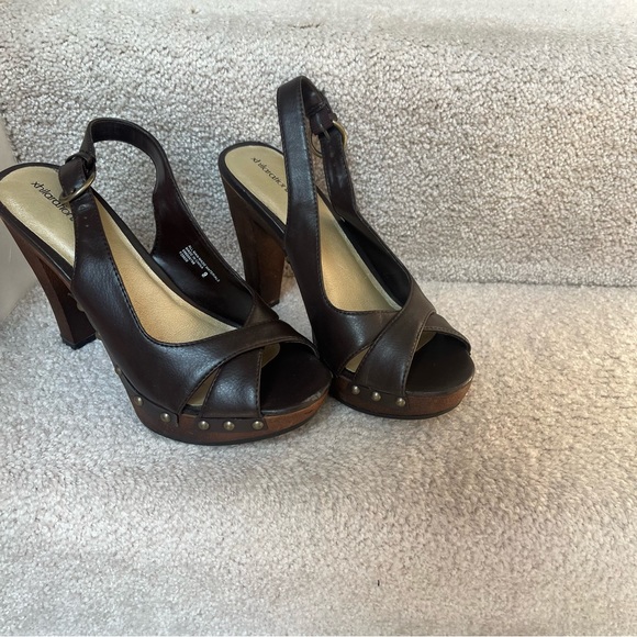 XHILARATION Brown Faux Leather Wood Platform Heels Pumps. - Picture 3 of 6